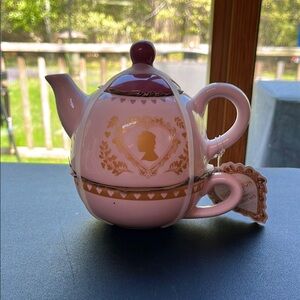 NWT NETFLIX BRIDGERTON Elegant Gold and White Teapot Gift Set